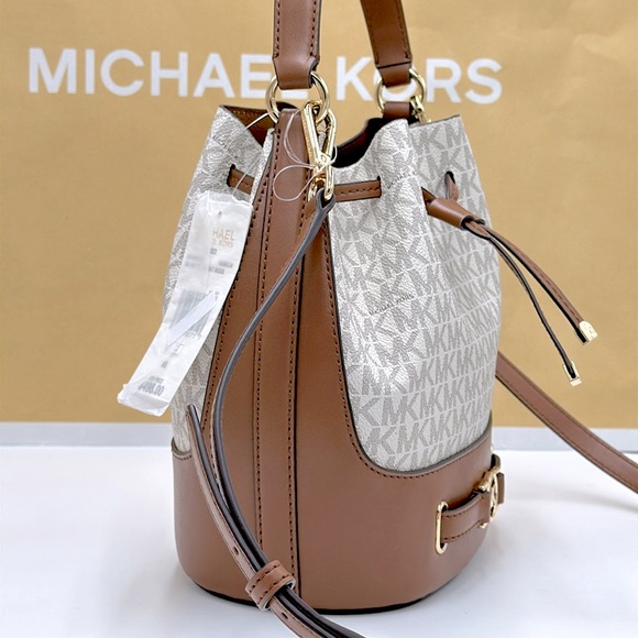Michael Kors Reed Medium Belted Bucket Messenger Crossbody Handbag Vanilla MK - Picture 6 of 15